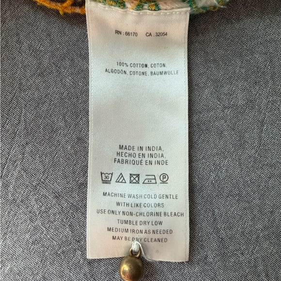 Anthropologie , Akemi+ Kin Floral Embroidered white crop top. - Picture 6 of 6